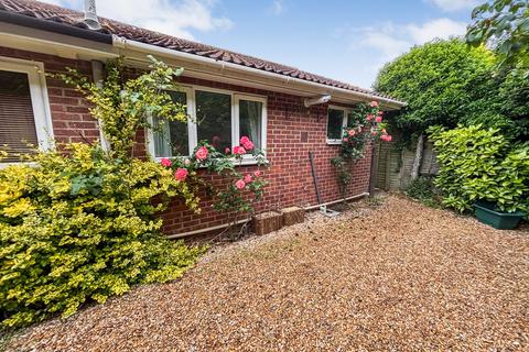 Gracemere Crescent, Basingstoke, rg22 2 bed bungalow for sale