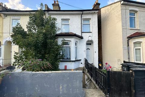 40B Oval Road, East Croydon, Surrey... 1 bed flat for sale