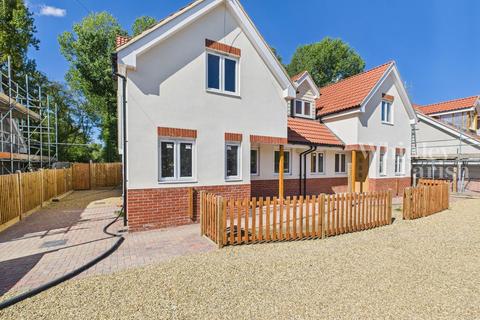 The Street, Garboldisham 4 bed semi