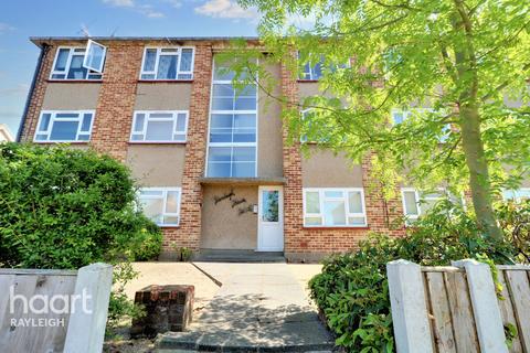 Marina Avenue, Rayleigh 2 bed flat for sale