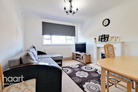 Marina Avenue, Rayleigh 2 bed flat for sale