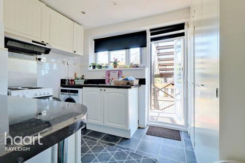 Marina Avenue, Rayleigh 2 bed flat for sale