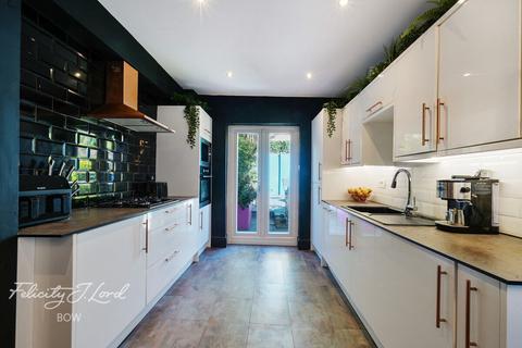 Abbott Road, London, E14 3 bed terraced house for sale