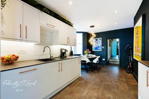 Abbott Road, London, E14 3 bed terraced house for sale