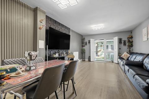 Reservoir Way, Hainault, IG6 2 bed terraced house for sale