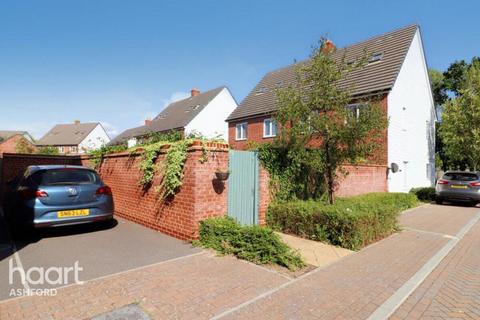 Sir John Killick Road, Ashford 4 bed semi