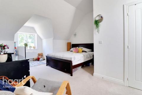 Sir John Killick Road, Ashford 4 bed semi