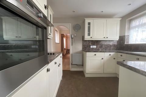 Edward Gardens, Wickford SS11 3 bed semi