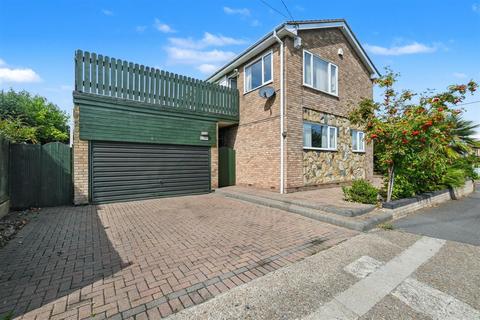 May Avenue, Canvey Island SS8 4 bed detached house for sale