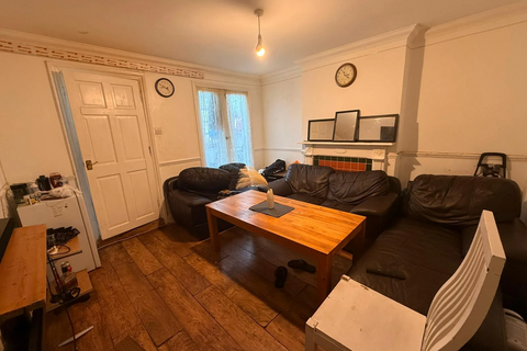 Winsdon Road, Luton LU1 2 bed semi
