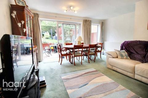 Wilcox Close, BOREHAMWOOD 3 bed end of terrace house for sale