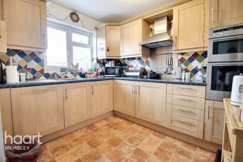 Wilcox Close, BOREHAMWOOD 3 bed end of terrace house for sale