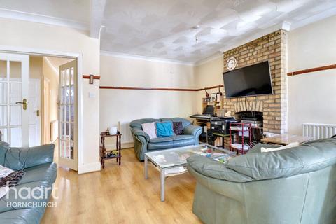 Ardleigh Close, Hornchurch 3 bed detached bungalow for sale