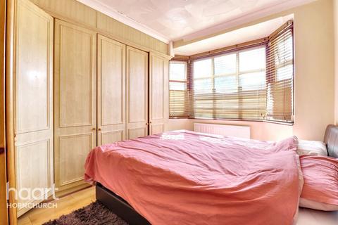 Ardleigh Close, Hornchurch 3 bed detached bungalow for sale