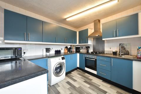 Rosebank Avenue, Hornchurch RM12 3 bed semi