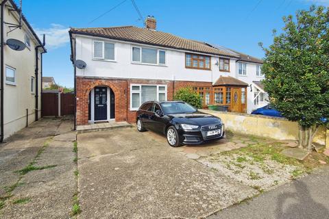 Strawberry Close, Braintree CM7 3 bed semi