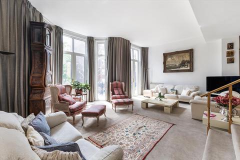Vicarage Gate, London, W8 4 bed flat for sale