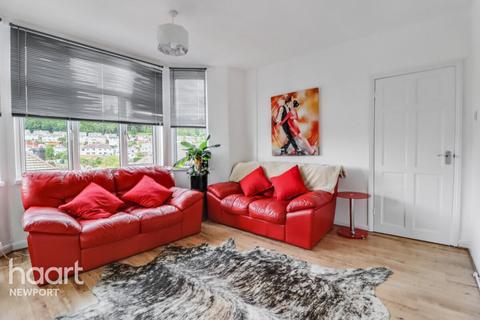 East Grove Road, Newport 3 bed semi