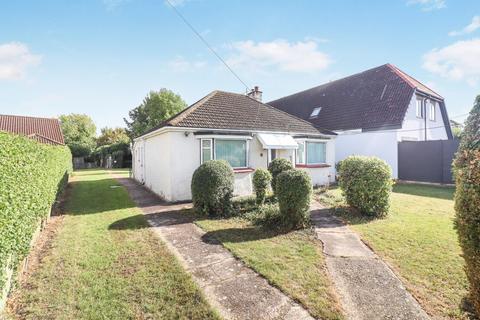 Avenue Road, Rushden NN10 2 bed detached bungalow for sale