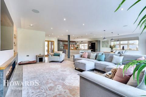 Chestnut Avenue, Lowestoft 6 bed chalet for sale