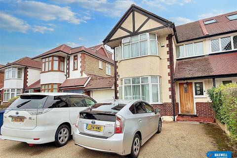 Broadfields Avenue, Edgware 3 bed semi