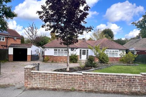 Lowdells Lane, East Grinstead, RH19 4 bed detached bungalow for sale