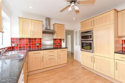 Cheyne Walk, Horley RH6 3 bed detached bungalow for sale