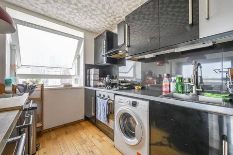 The Quarterdeck, Docklands, London, E14 1 bed flat for sale