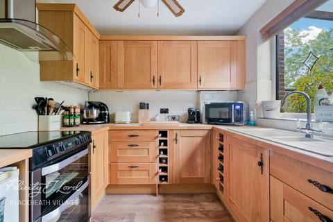 Prestbury Square, London SE9 2 bed terraced house for sale