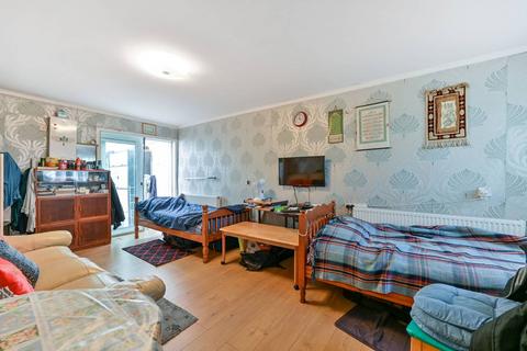 Lovat Walk, Heston, Hounslow, TW5 1 bed bungalow for sale