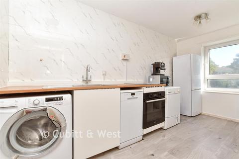Basinghall Gardens, Sutton, Surrey 2 bed flat for sale