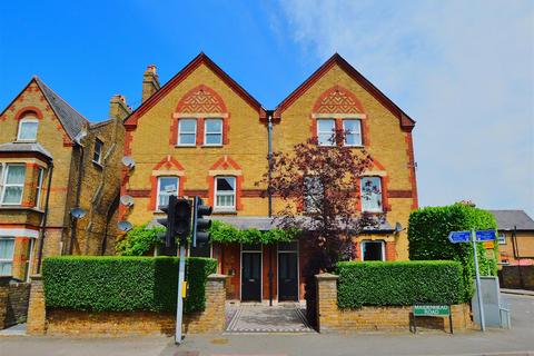 Maidenhead Road, Windsor 2 bed maisonette for sale