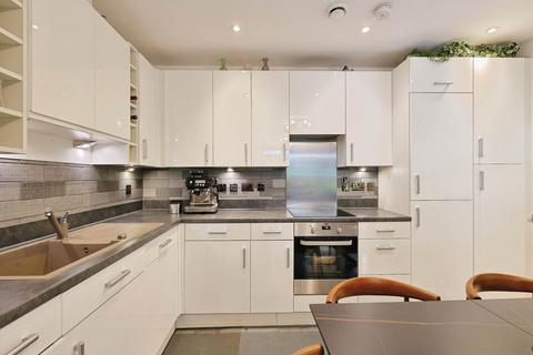 Chadwick House, London SW11 2 bed flat for sale