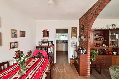Oak Bank, New Addington, Croydon, Surrey 3 bed terraced house for sale