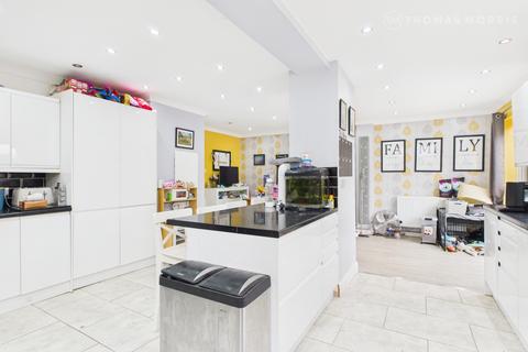 Shakespeare Road, Cambridgeshire PE27 5 bed end of terrace house for sale