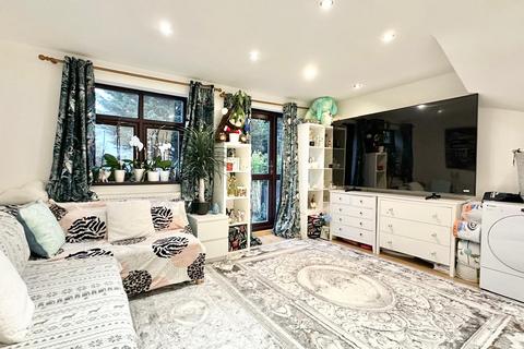 Nightingale Way, London E6 3 bed semi