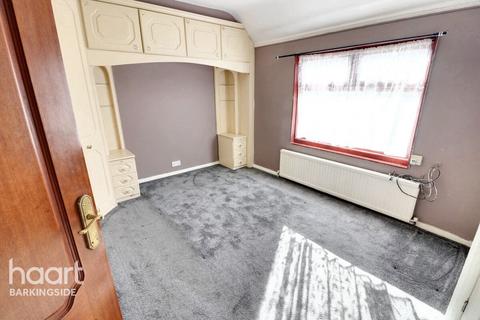 Forest Avenue, Chigwell 3 bed semi