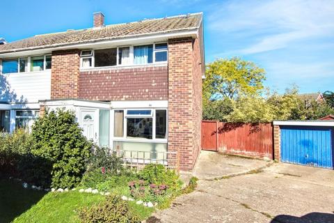 66 Fitzroy Crescent, Woodley... 3 bed semi