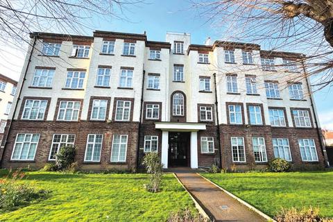 16 St. James Court, St. James's Road... 2 bed flat for sale