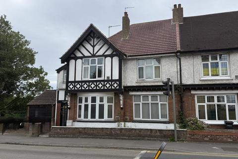 105 London Road, Northfleet... 6 bed semi