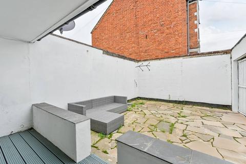 Ashbourne Road, Mitcham, CR4 2 bed maisonette for sale