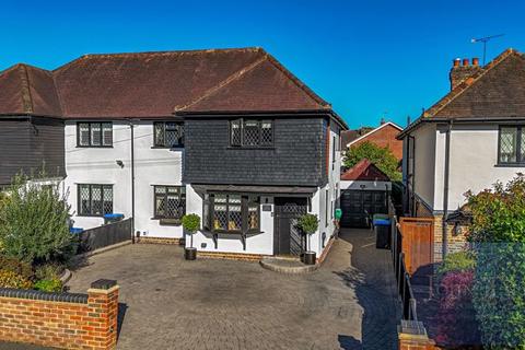 Grange Crescent, Chigwell IG7 4 bed semi