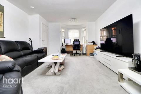 Warwick Avenue, Bedford 6 bed semi