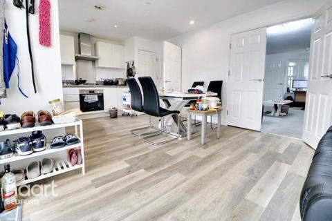 Warwick Avenue, Bedford 6 bed semi