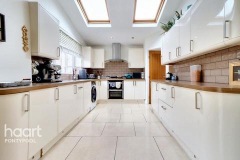 Manor Road, Pontypool 3 bed semi