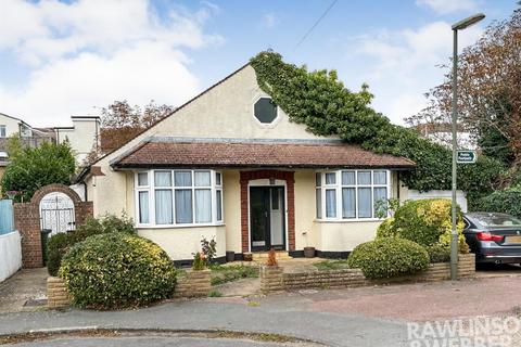 Clinton Avenue, East Molesey KT8 3 bed detached bungalow for sale