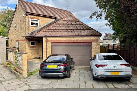 Highlands Close, Bradford BD7 6 bed detached house for sale