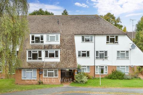 Levett Road, Leatherhead, Surrey 2 bed ground floor maisonette for sale