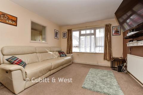 Levett Road, Leatherhead, Surrey 2 bed ground floor maisonette for sale