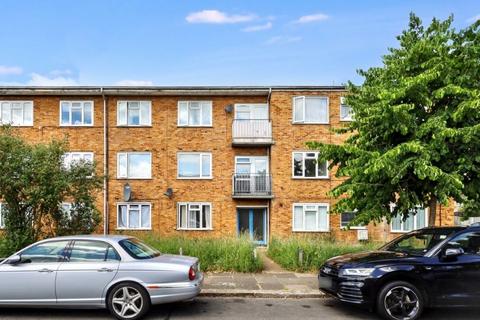 13 Cotswold Court, Hodder Drive... 1 bed flat for sale